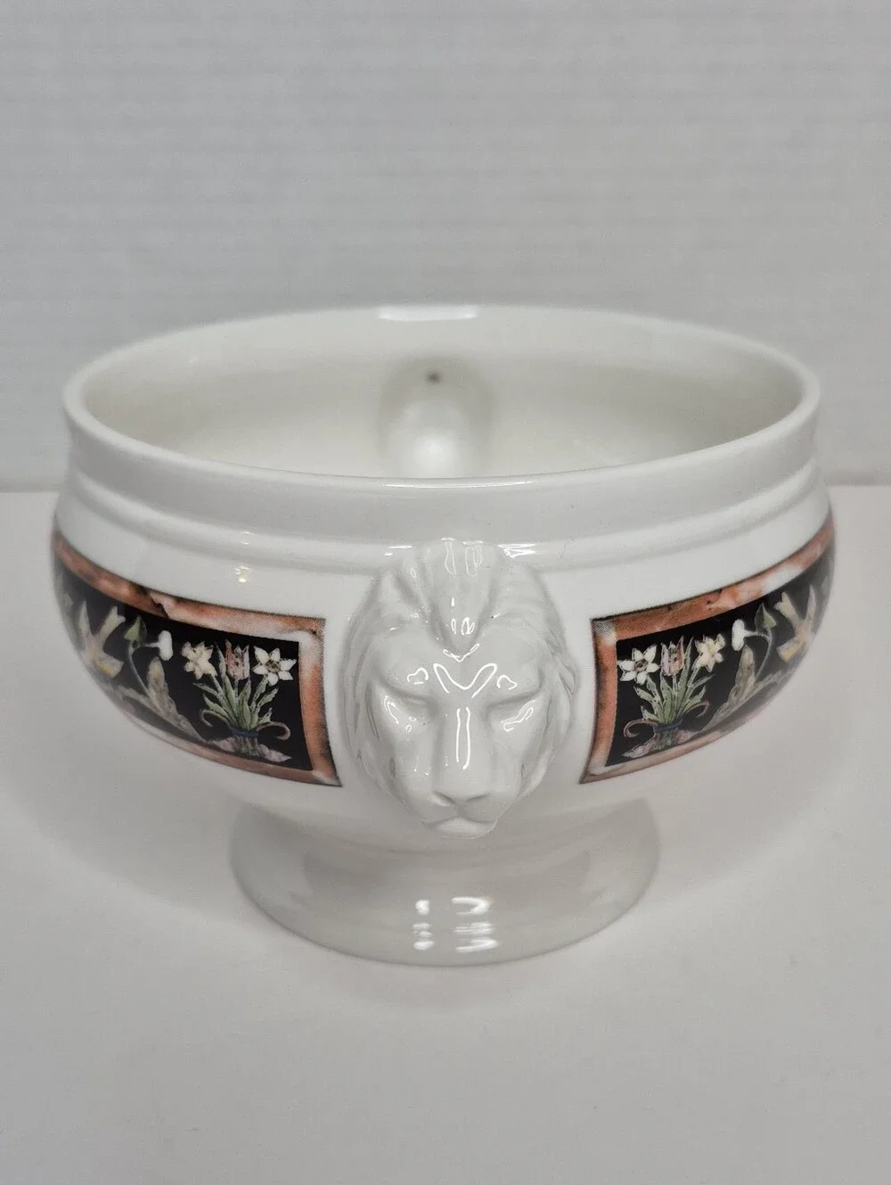 Villeroy and Boch Intarsia Chateau Collection Lion Head Soup Cream Bowl